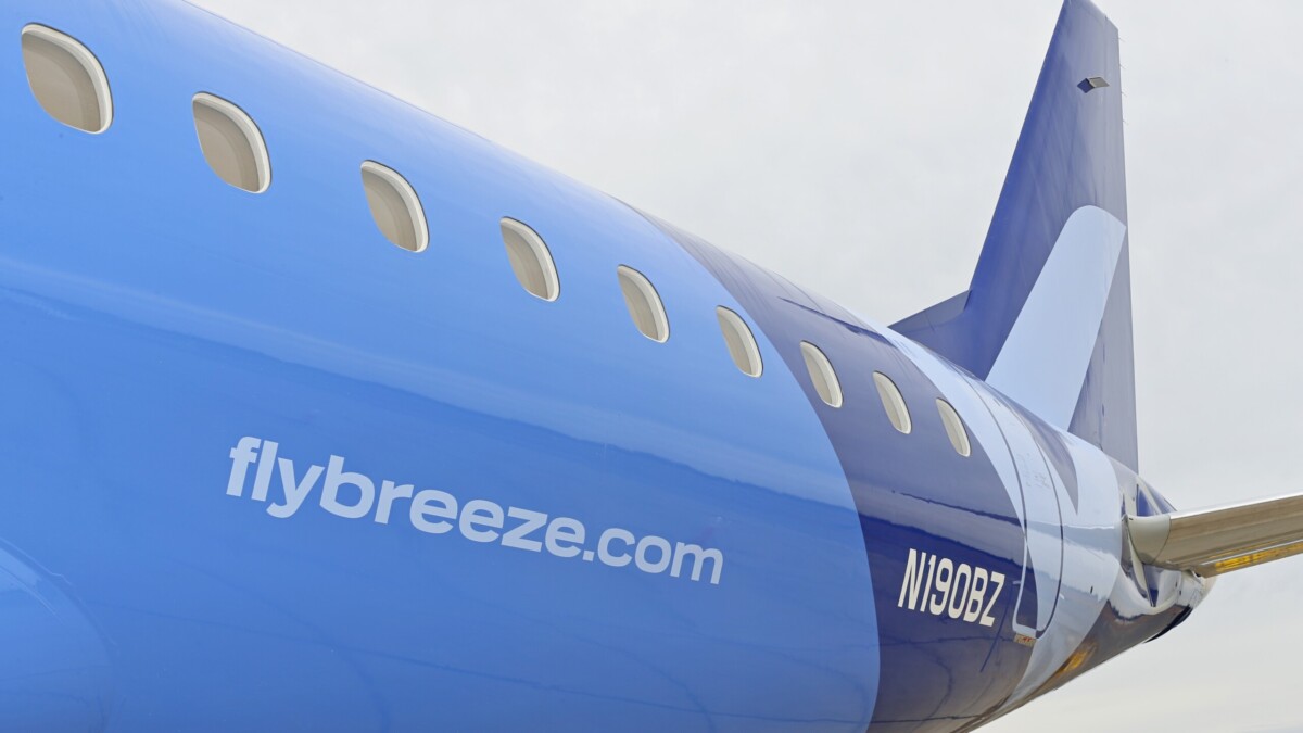 A Breeze Airways jet