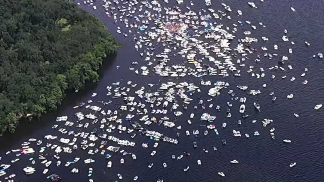 Featured image for “Hundreds pack the river on Boater Skip Day”