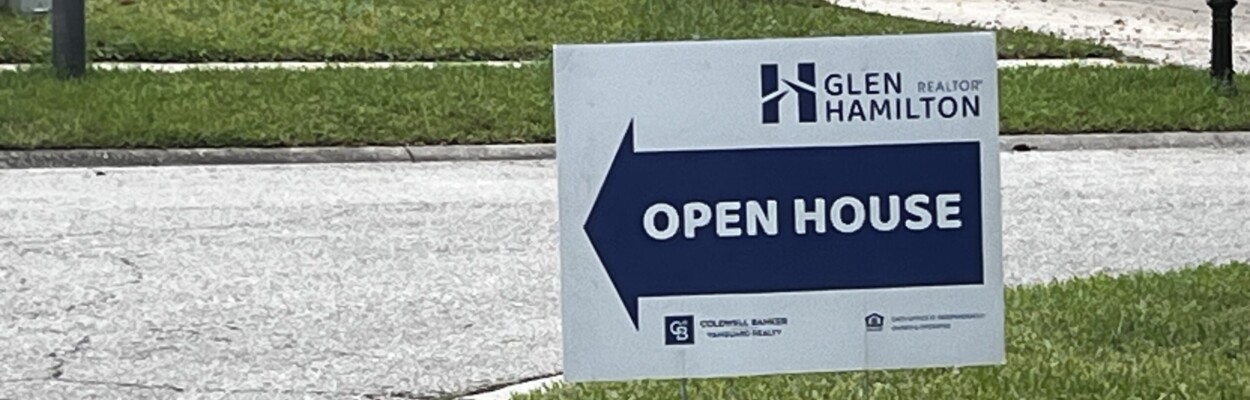 A sign points to an open house in Fleming Island. | Randy Roguski, WJCT News 89.9