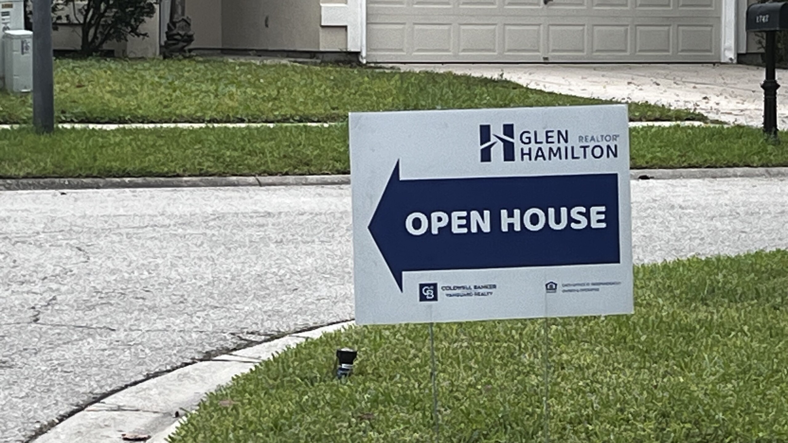 A sign points to an open house in Fleming Island. | Randy Roguski, WJCT News 89.9