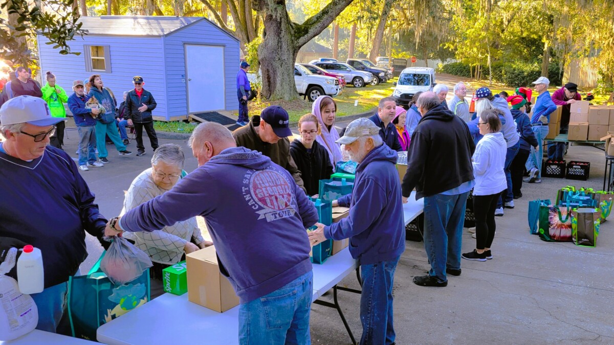 Thanksgiving food giveaway in Mandarin.