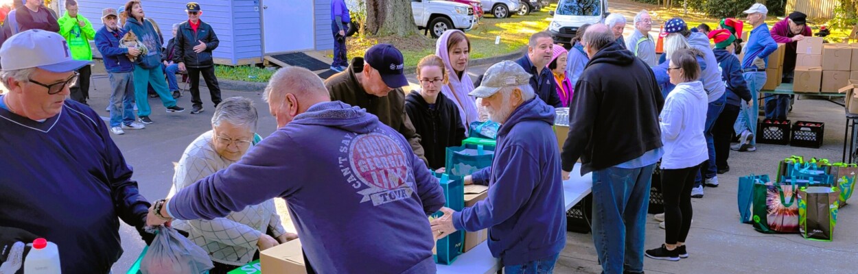 Thanksgiving food giveaway in Mandarin.