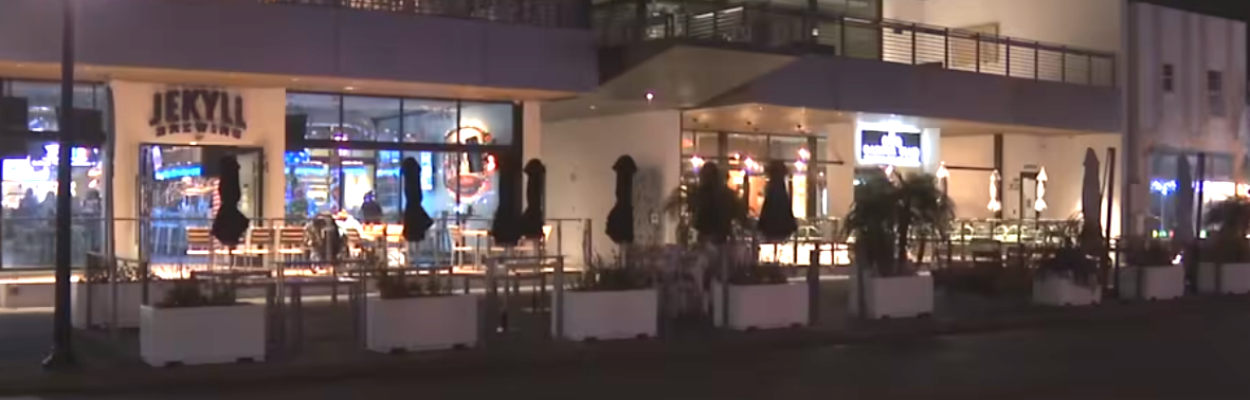 Sidewalk dining in Jacksonville Beach