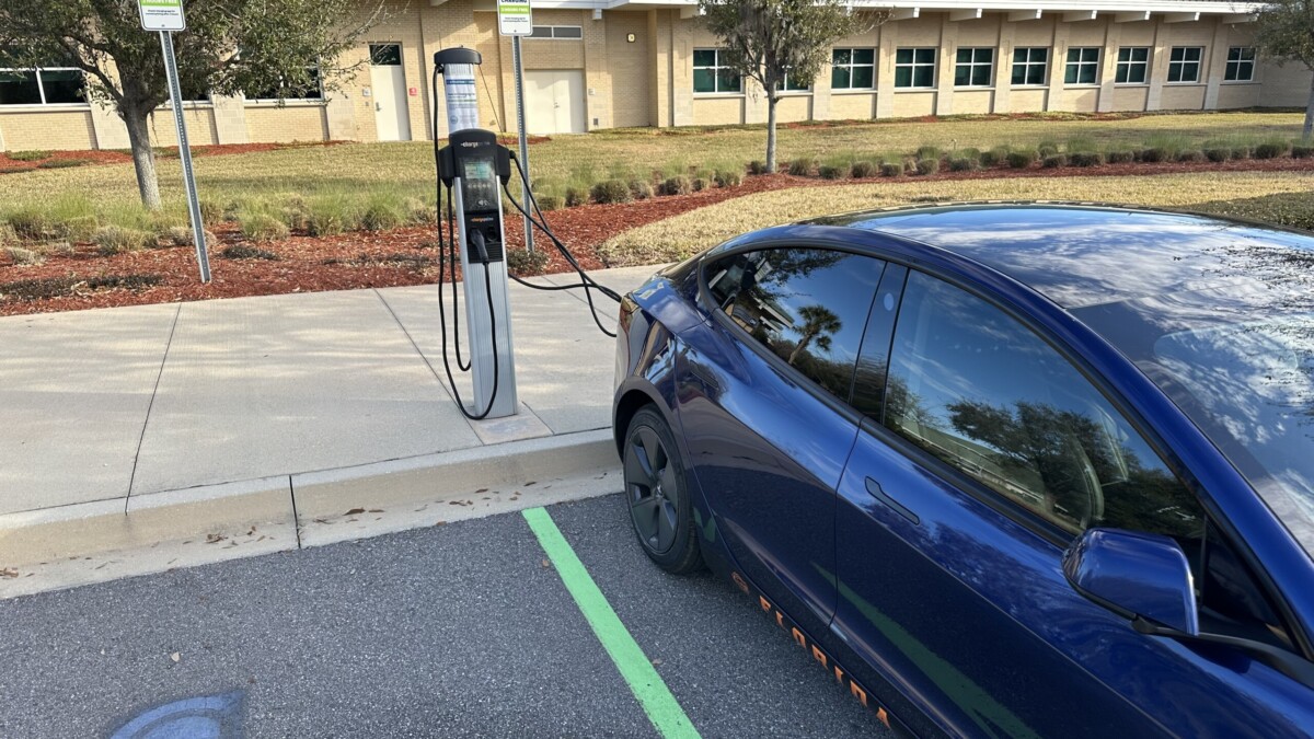 Electric vehicle charging station