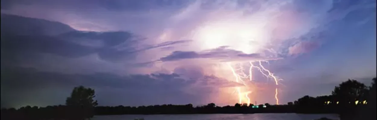 Photo of a thunderstorm. La Nina can reduce severe weather in Florida.