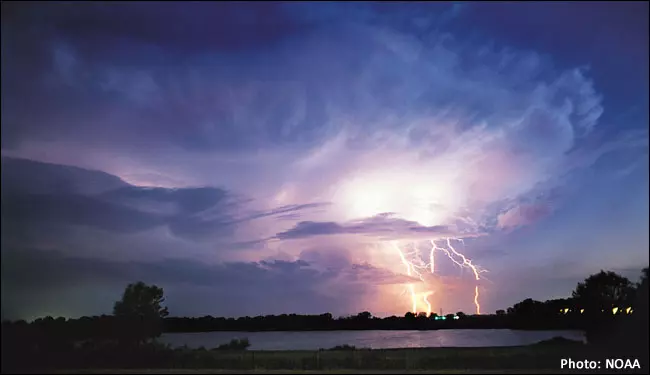 Photo of a thunderstorm. La Nina can reduce severe weather in Florida.